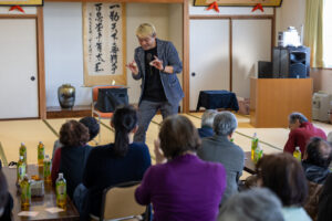 砺波市の敬老会でマジックを披露するマジシャン・コンプレッサーの様子
