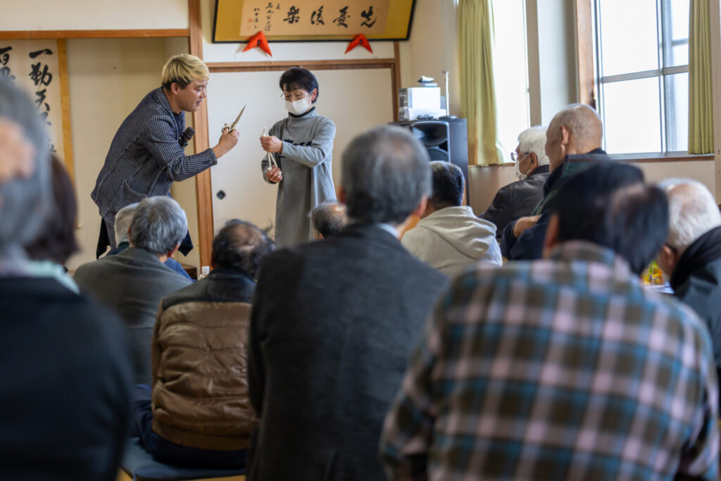 ステージで人間味あふれるパフォーマンスを行うマジシャン・コンプレッサー