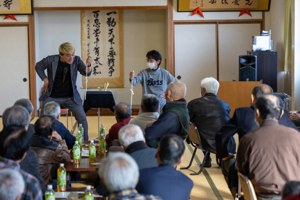 砺波市の地域イベントで温かい笑いと驚きを届けるコンプレッサーのステージ