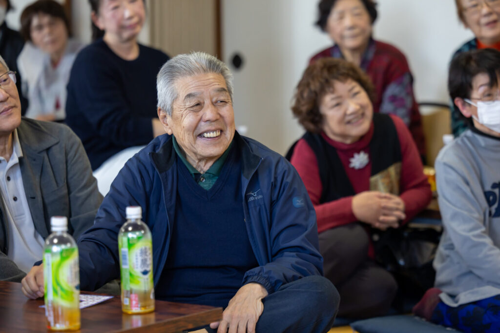 不思議な現象に驚きと笑顔を見せる敬老会の皆様の反応