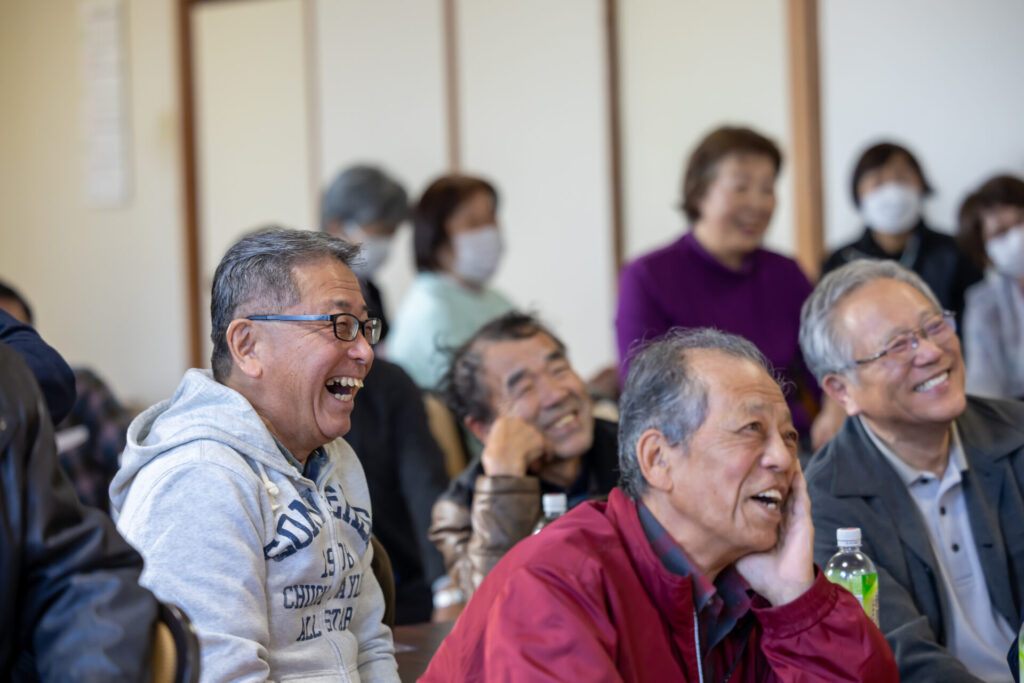 会場全体が一体となってマジックを楽しむ砺波市の皆様の様子