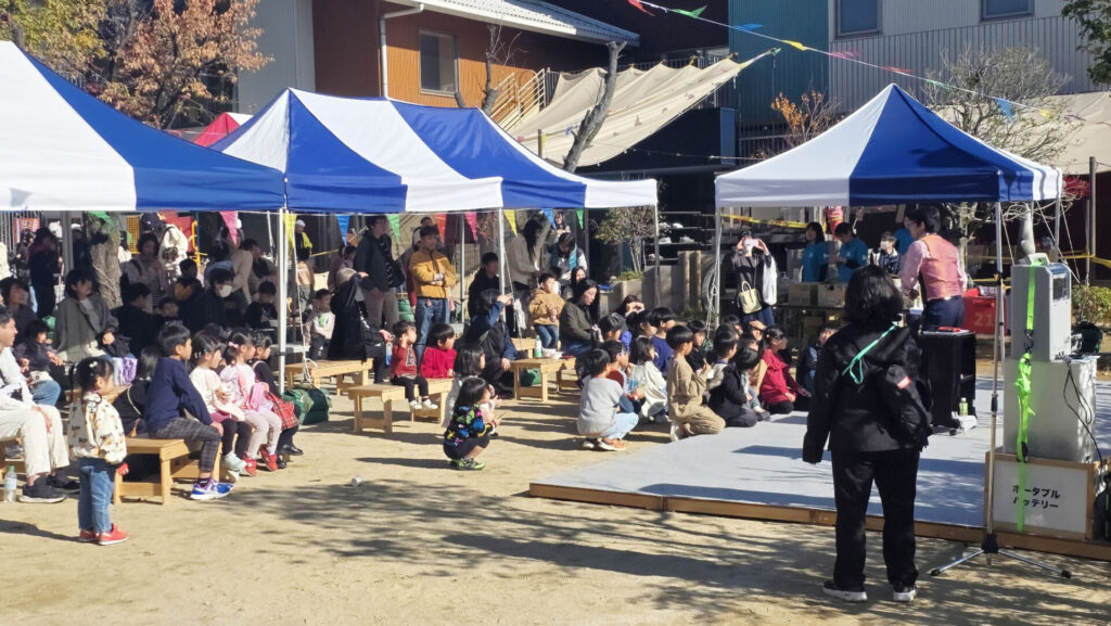 金沢市の幼稚園の屋外ステージでマジックショーを行うマジシャン「マーサ」