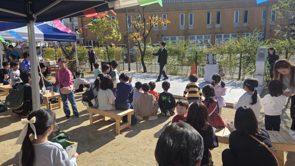 金沢市の幼稚園の屋外ステージでマジックショーを行うマジシャン「よぉすけ」