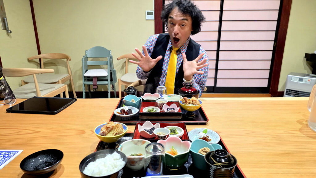 富山県氷見市の民宿いけもり　で食事を食べるマジシャン　ともやん