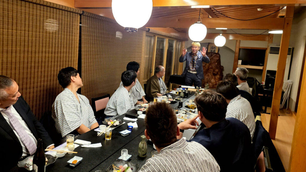 富山県氷見市の民宿いけもり　でマジックショーを公演するマジシャンコンプレッサー