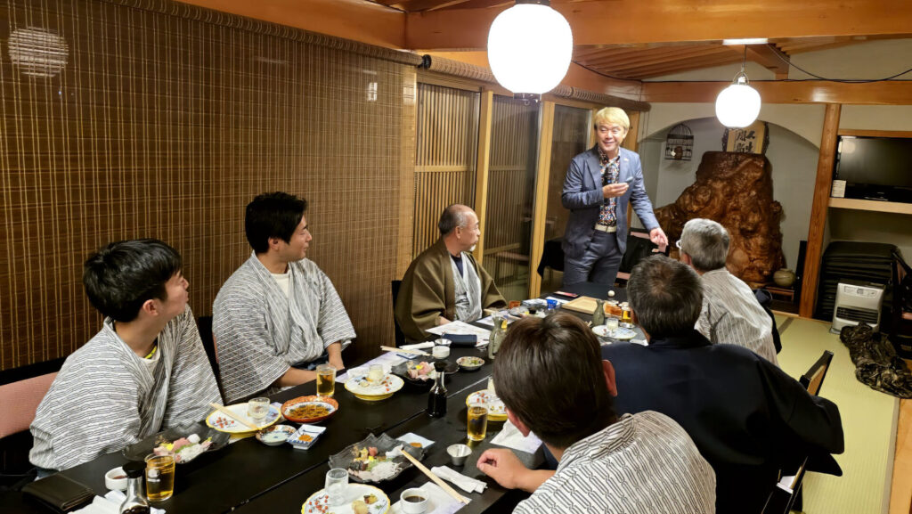 富山県氷見市の民宿いけもり　でマジックショーを公演するマジシャンコンプレッサー