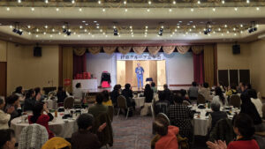 うみあかりの特設ステージで、満面の笑みでおしゃべりマジックを披露し会場を盛り上げるマジシャン・コンプレッサー