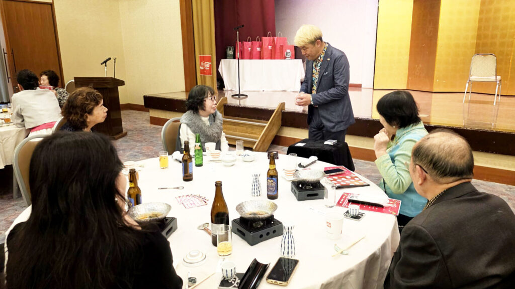 ステージショー終了後、各テーブルを回って至近距離で驚きを届けるコンプレッサーのテーブルマジック風景