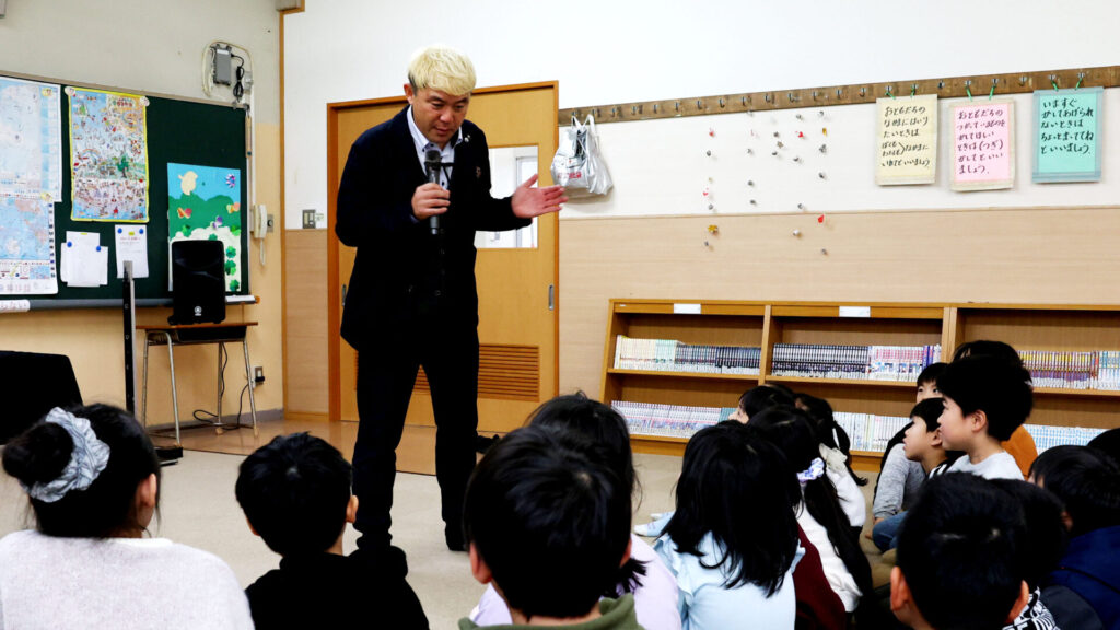 3年生以上のグループに向けて、夢中になることの大切さを真剣に語るマジシャンコンプレッサー