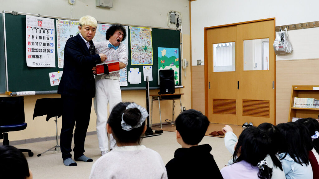 幼馴染のアシスタント「ともやん」と息の合ったコンビネーションを見せるコンプレッサー