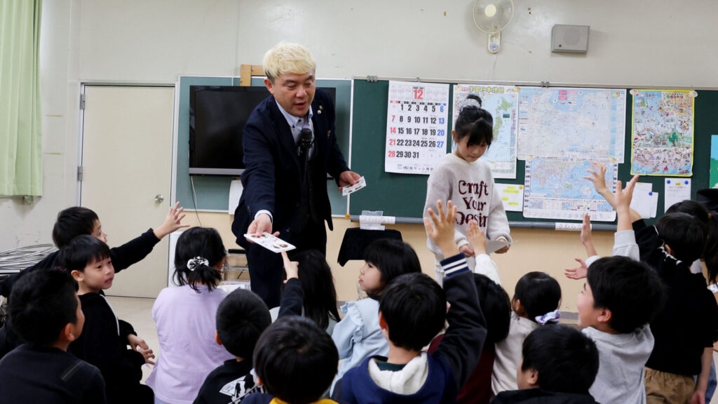 マジック体験グッズを配布するマジシャンコンプレッサー