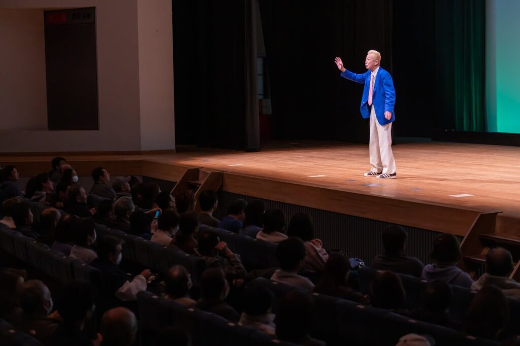 富山出身のお笑い芸人　だら～ず山下