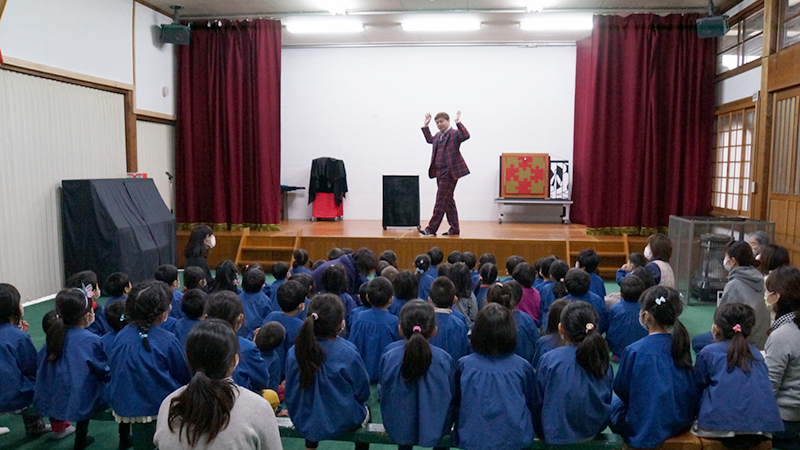 【平日日中限定3万円】保育園・幼稚園向けマジックショー|子どもたちの初めての感動体験をプロが演出 3 保育園でたくさんの園児さんたちにマジックショーを披露するプロマジシャンのコンプレッサー