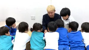 学童保育でマジックショーをするマジシャンと楽しんでいる子どもたち