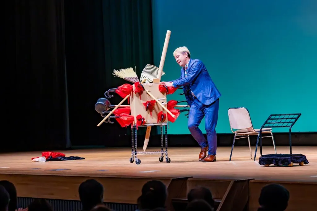 マジシャンコンプレッサーが傘を使ったイリュージョンマジックを演じています
