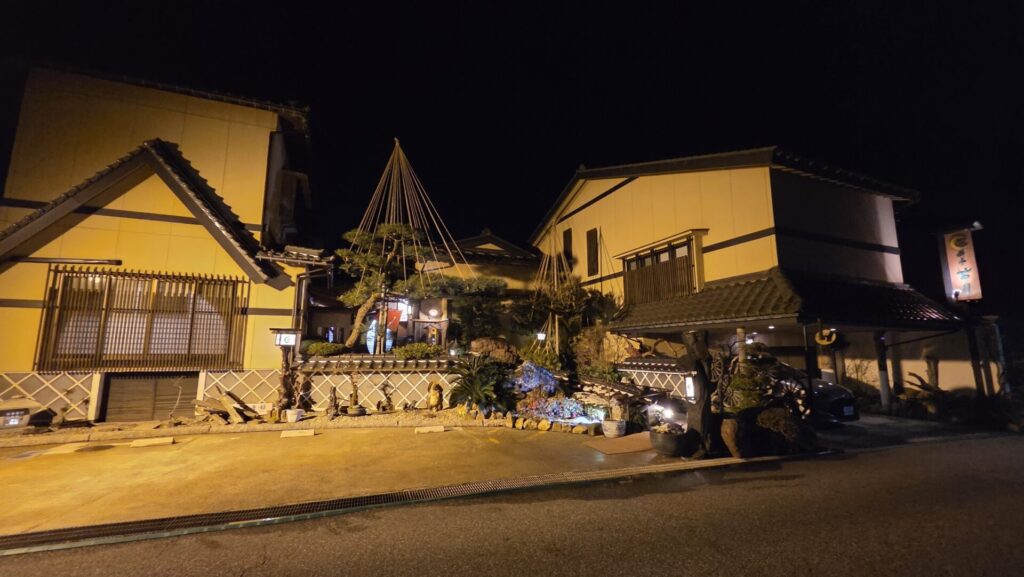 富山市古鍛冶町の料亭「茜月」の風情ある外観。夜のライトアップに照らされた、三回忌法要の会食会場。