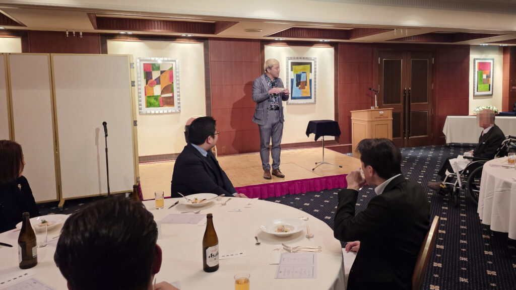 ANAクラウンプラザホテル富山19階のパーティー会場でマジックショーを楽しむゲストの皆様