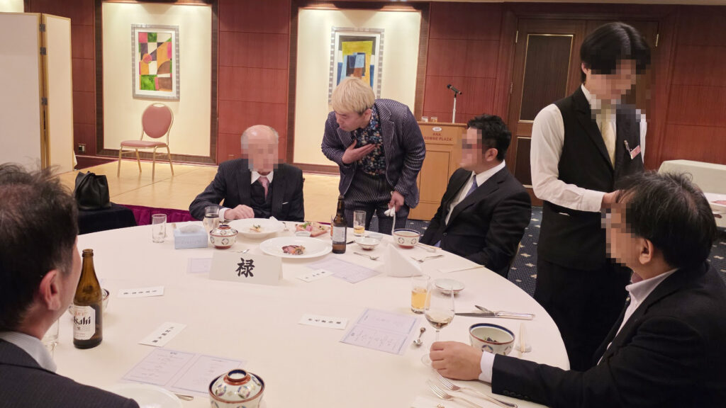 ANAクラウンプラザホテル富山でのテーブルマジック、ゲストと間近で交流するコンプレッサー