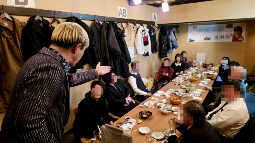 富山での送別会余興にマジシャン!サプライズゲスト出演レポート 7 富山の居酒屋マジックショー風景。送別会余興で盛り上がる参加者と「送別会」の横断幕