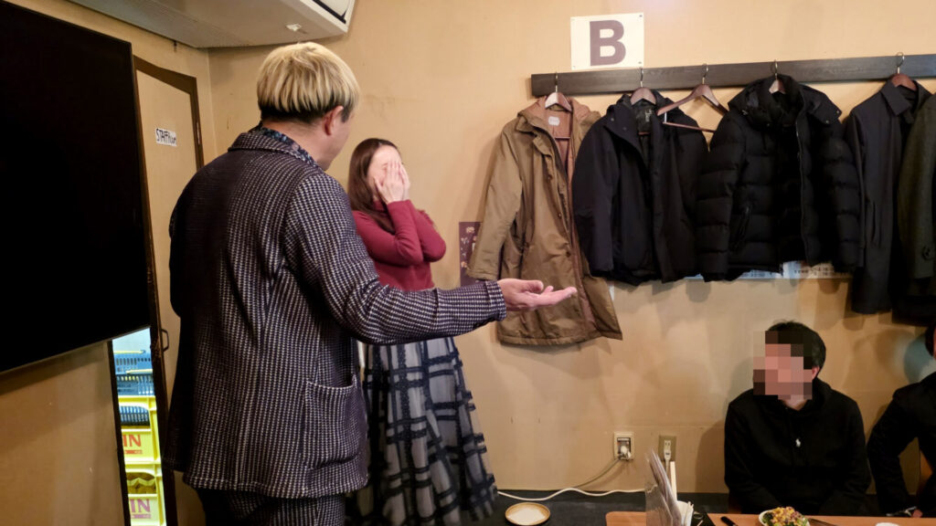 富山での送別会余興にマジシャン!サプライズゲスト出演レポート 1 富山の送別会サプライズ!マジックに驚き感動する主役のアナウンサーさん