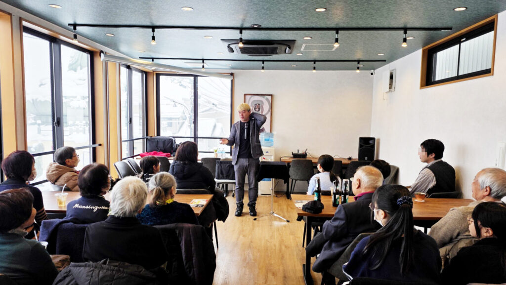 アミダコーヒーの開放的な空間で、地域の皆さんに「言葉の力」を大切にしたサロンマジックをお届けするコンプレッサー