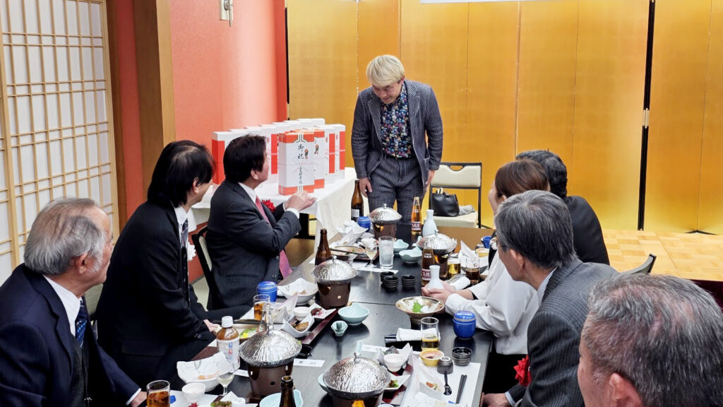 宴席のテーブルを回り、お客様の目の前20センチの距離でトランプを使ったテーブルマジックを披露している
目の前で起こる不思議に釘付け！お一人お一人との距離感が近いのもテーブルマジックの魅力です。