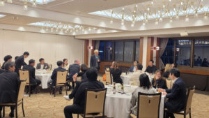 PTA研修会にてテーブルマジックの魅力を語りながら、富山市のPTA会員の皆様と交流するマジシャン・コンプレッサー キャプション: 会場の皆様と近い距離で会話が弾むひととき