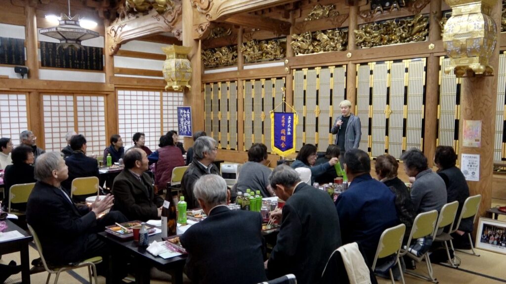 「Pack Small, Play Big」。小さな道具でも、演じ方次第で会場全体に驚きが広がります。