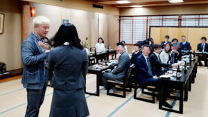 料亭　川柳で開催された銀行さんの新年会でマジックショーを公演するマジシャンコンプレッサー