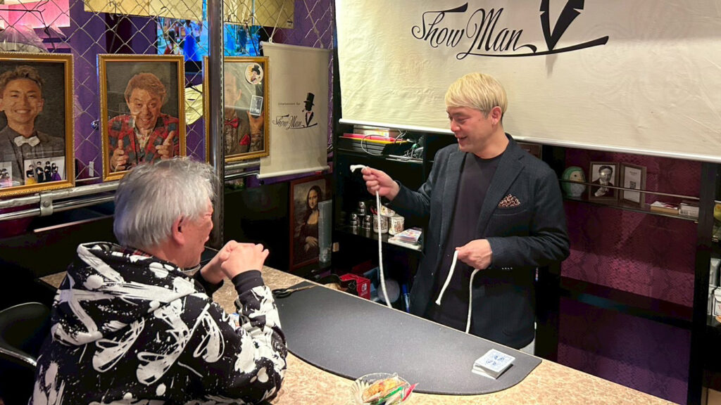 マジックバー・ショーマンの店内でトランプマジックを披露しお客様と驚きを共有する瞬間