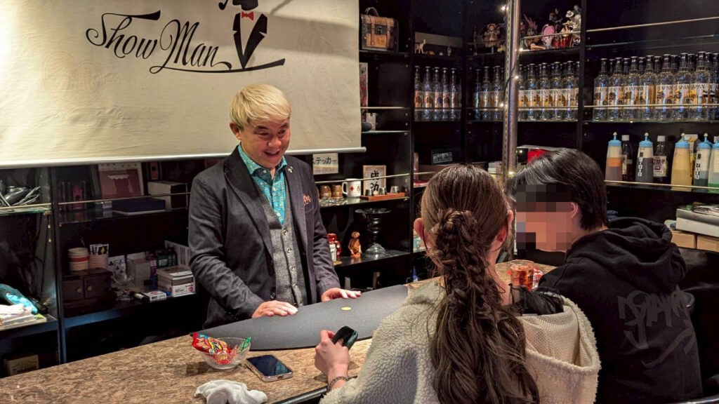 マジックバー・ショーマンの店内でコインマジックを披露しお客様と驚きを共有する瞬間