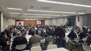 射水市テルシーの会場でステージマジックを披露するマジシャン・コンプレッサーと満席の客席