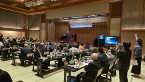 のと楽の大広間ステージでマジックショーを披露するコンプレッサー