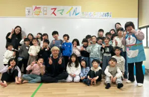 高岡インターナショナル学童保育の1周年記念マジックショー集合写真
