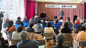 公民館・地域行事ステージでマジックショーを披露するコンプレッサー