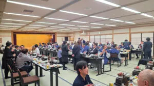 磯はなびの畳敷き宴会場で企業パーティーマジックショーを楽しむゲストたち