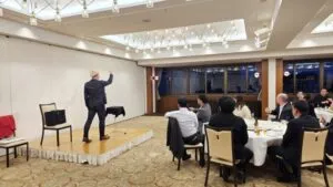 富山市PTA連絡協議会の研修会で人気講師としてマジックショーと講演を披露するマジシャン・コンプレッサー