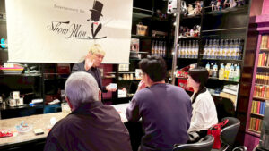 富山市桜木町マジックバー ショーマンでお客様にクロースアップマジックを披露するコンプレッサー