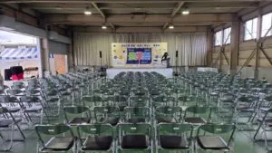 富山県黒部市のJAくろべ農業祭で出張マジシャン・コンプレッサーがマジックショーを披露する会場の様子