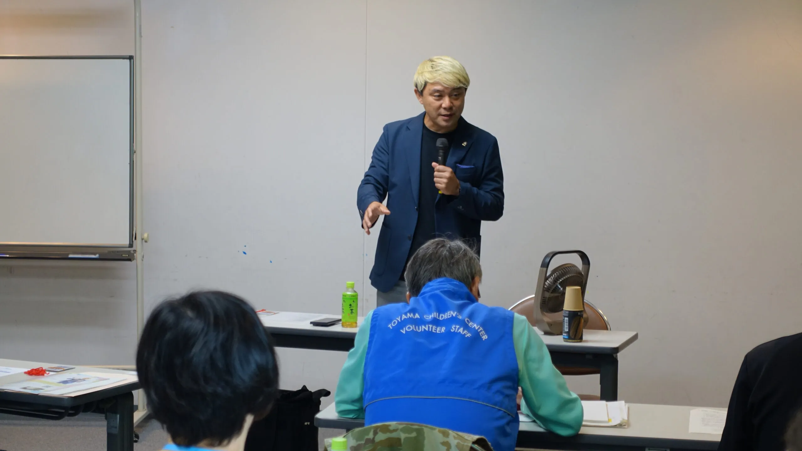 【開催報告】富山県こどもみらい館ボランティア養成講座でマジック教室!コミュニケーションの最強ツールを手取り足取りの90分 1 富山県こどもみらい館ボランティア養成講座でマイクを持って語るマジシャン・コンプレッサー