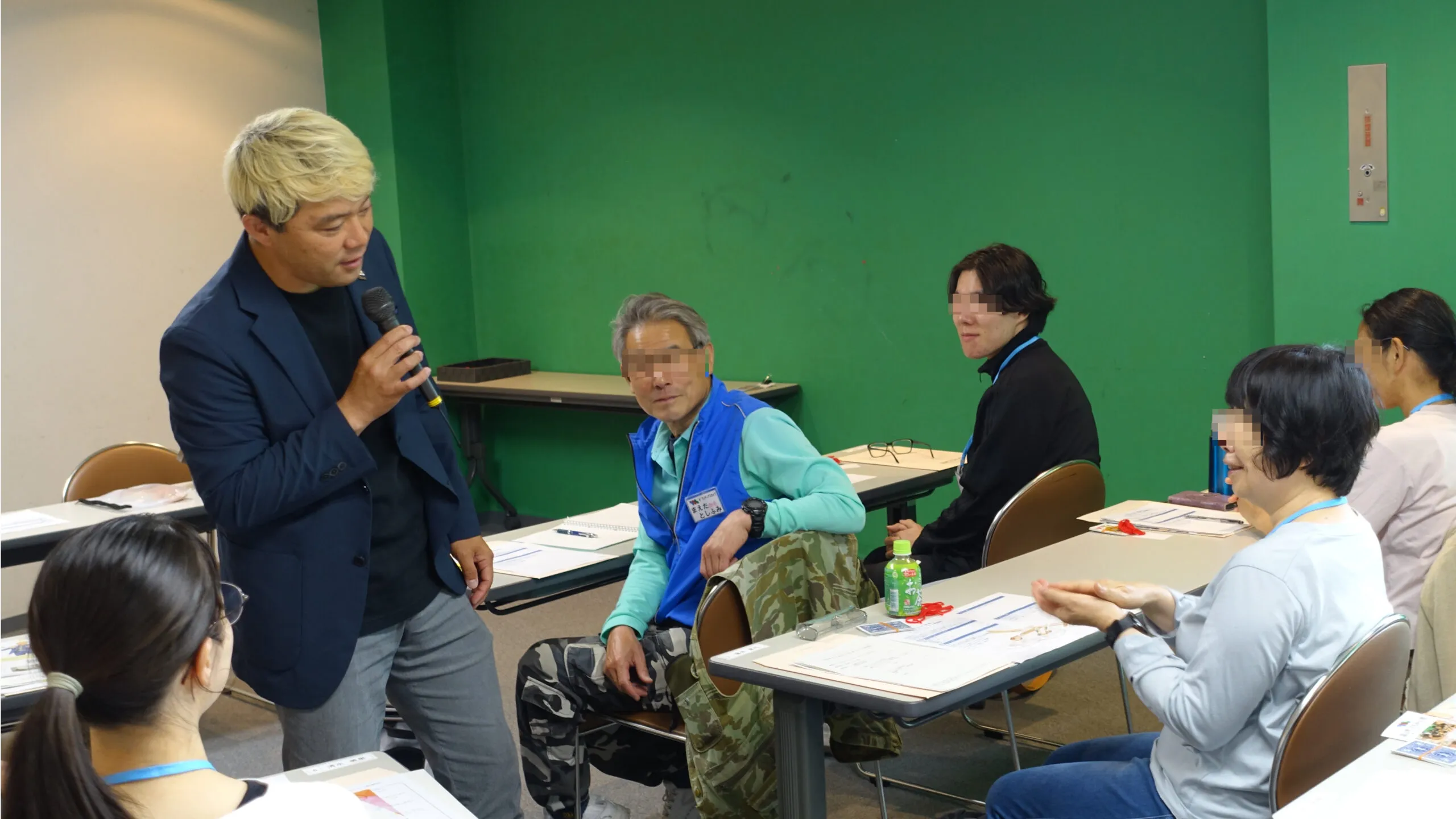 【開催報告】富山県こどもみらい館ボランティア養成講座でマジック教室!コミュニケーションの最強ツールを手取り足取りの90分 3 富山県こどもみらい館ボランティア養成講座のミニマジックショーで参加者に語りかけるマジシャン・コンプレッサー