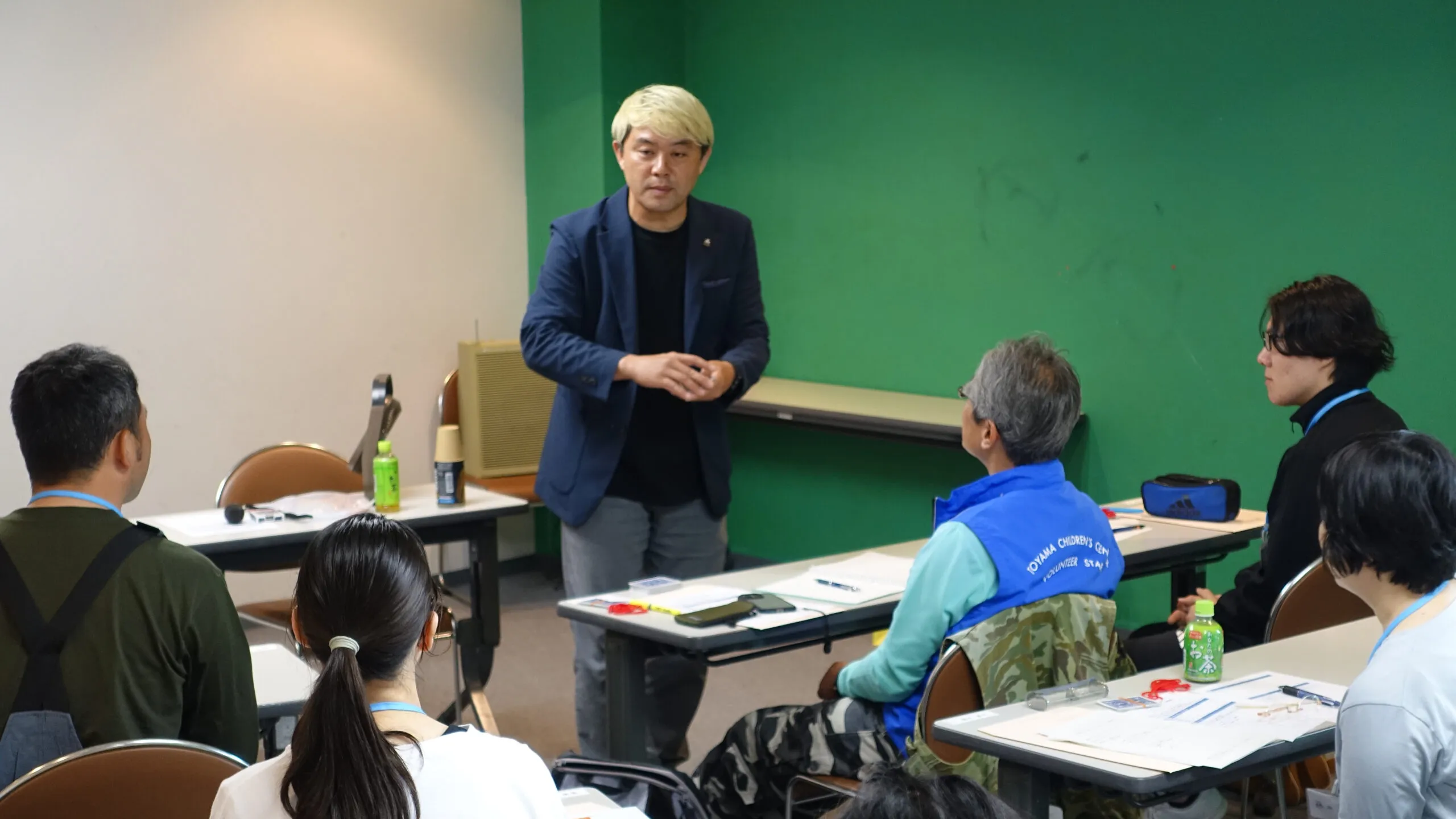 【開催報告】富山県こどもみらい館ボランティア養成講座でマジック教室!コミュニケーションの最強ツールを手取り足取りの90分 2 富山県こどもみらい館ボランティア養成講座でコンパクトな人数の参加者に語りかけるコンプレッサー