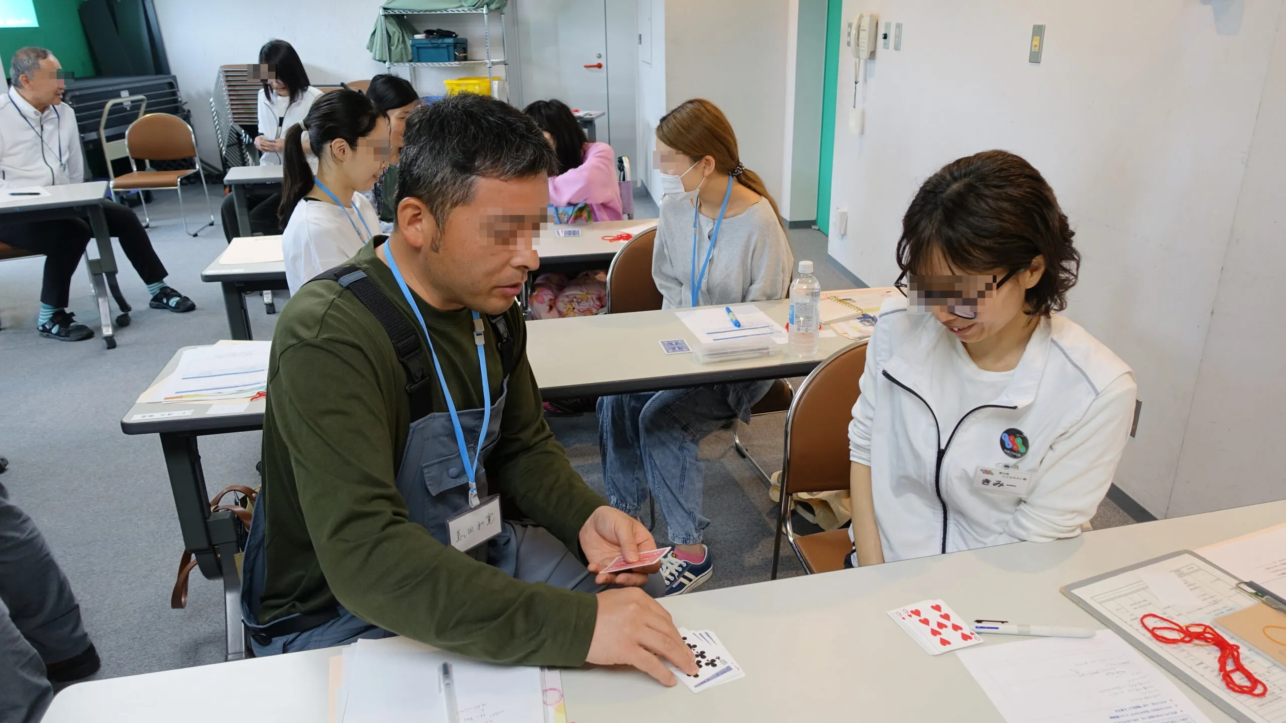 【開催報告】富山県こどもみらい館ボランティア養成講座でマジック教室!コミュニケーションの最強ツールを手取り足取りの90分 4 富山県こどもみらい館ボランティア養成講座でカードマジックを練習する参加者にレクチャーする様子