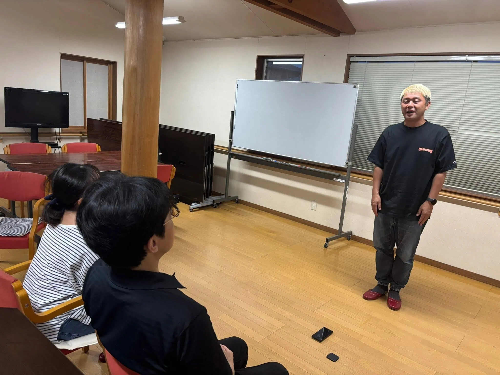 マジック研究会で仲間のスピーチに耳を傾け、感想を分かち合うコンプオフィスのマジシャンたち