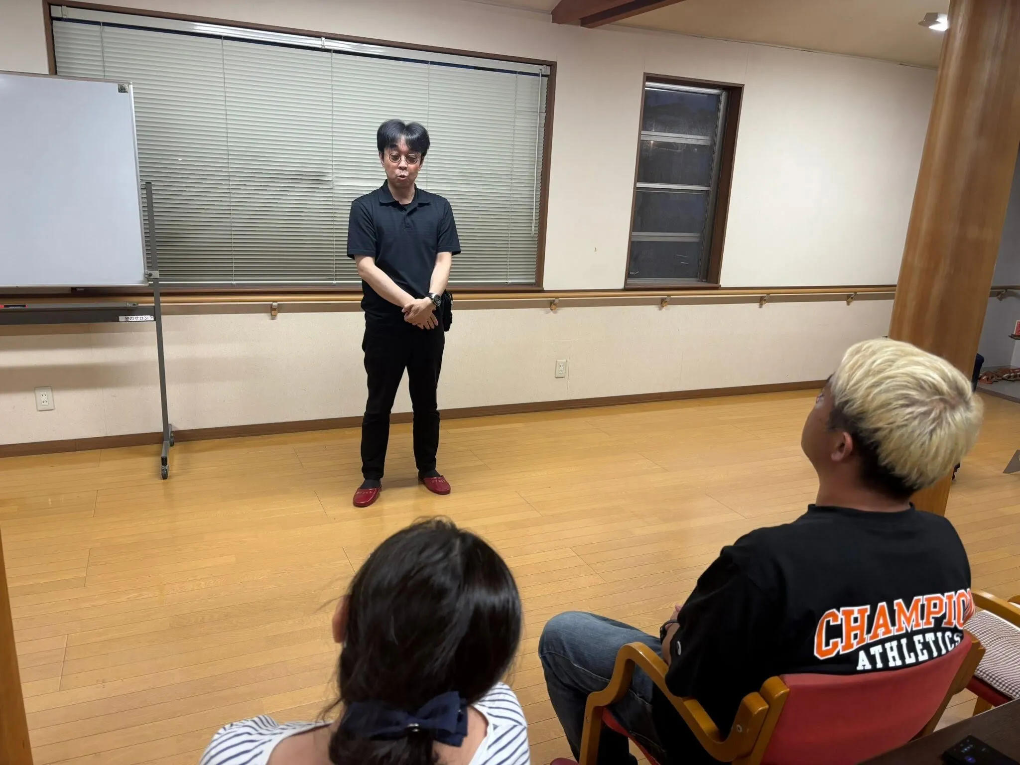 マジック研究会で3分間スピーチをするコンプオフィスの所属マジシャン