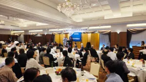 富山電気ビルの大ホールで開かれた大平洋製鋼労働組合の結成80周年記念式典・祝賀会の会場全景とマジックショーのステージ