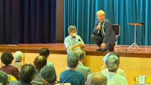 滑川市の敬老会でマジックショーを披露するマジシャン・コンプレッサー