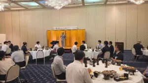 富山市の立山国際ホテルの懇親会で、金屏風のステージに立って20分のマジックショーを進めるマジシャン・コンプレッサー