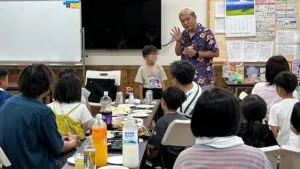 高岡市内の納涼祭で、子どもをステージに呼んで参加型のマジックを進めるマジシャン・コンプレッサー