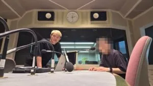 放生若狭屋のシルバーウィーク企画を紹介するFMとやまのスタジオで、黒い服がそろったマジシャン・コンプレッサーと富山店の黒岩亮二店長